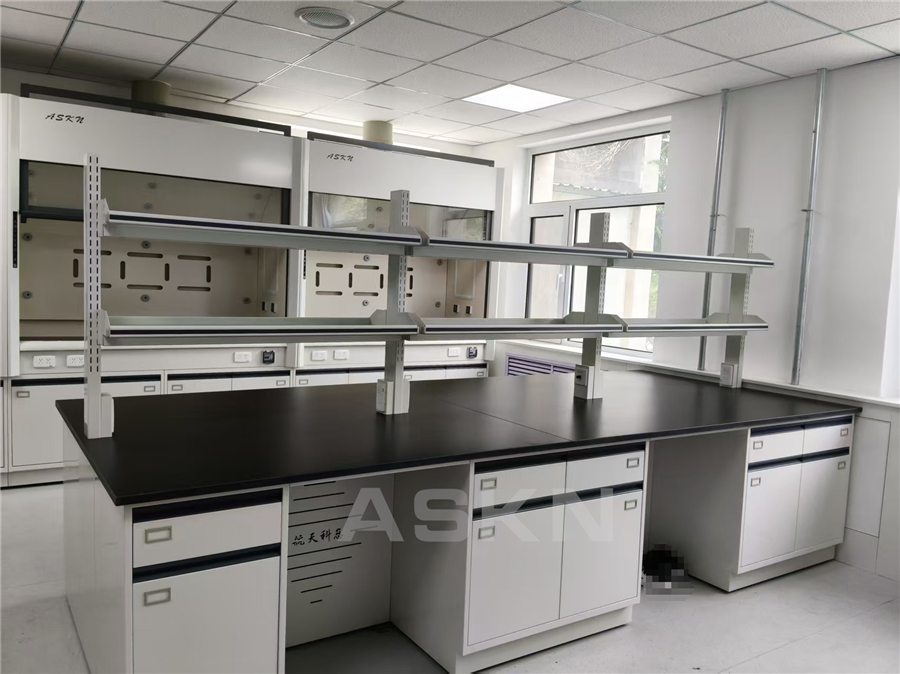 實(shí)驗(yàn)臺(tái)和通風(fēng)柜